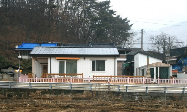 본채 옆에 유리로 지은 선룸형 창고가 있다. 김경래 대표 제공