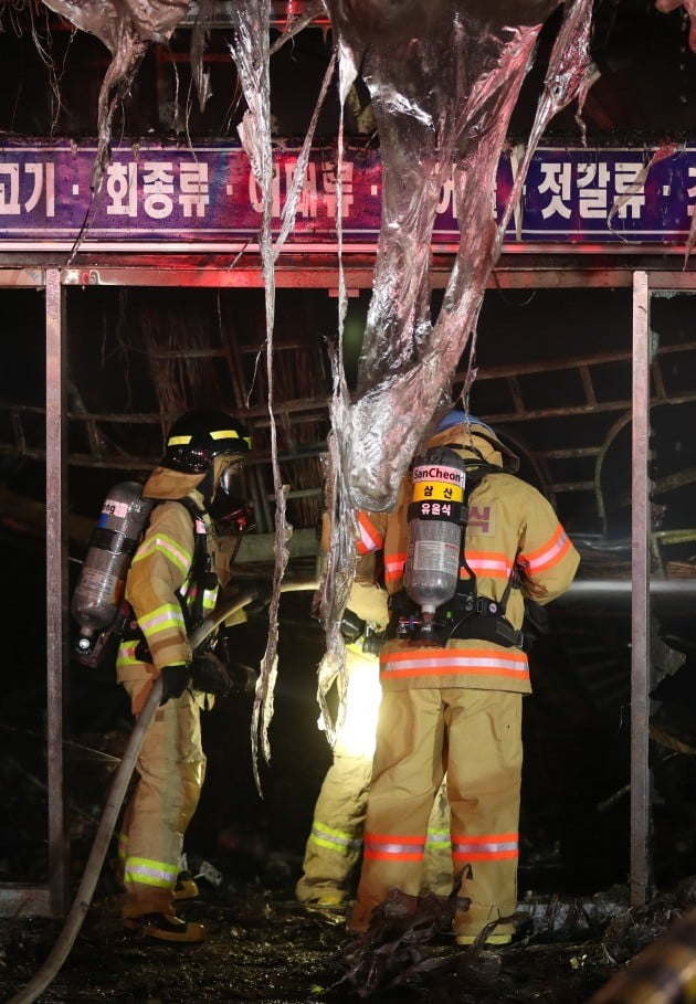 24일 오전 울산시 남구 농수산물도매시장 수산물종합동에서 불이 나 소방대원들이 건물 내부 잔불 진화 작업을 하고 있다. [사진=연합뉴스]