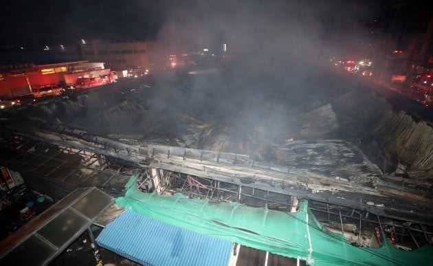 24일 오전 울산시 남구 농수산물도매시장 수산물종합동에서 불이 나 건물이 무너져 있다. [사진=연합뉴스]