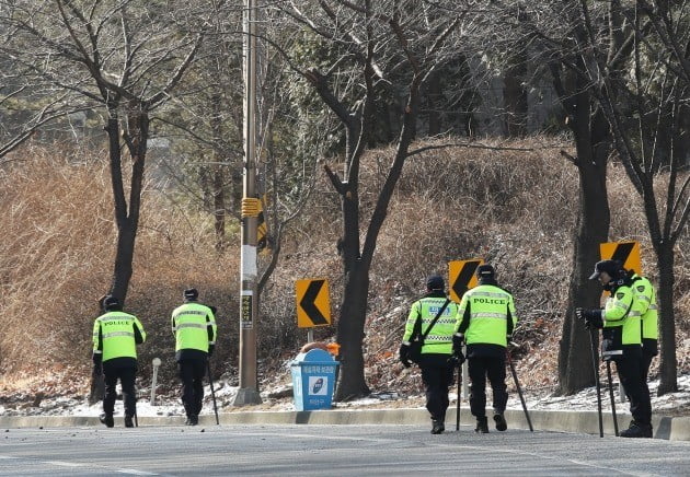 28일 오전 경기도 용인시 함박산 인근에서 경찰이 전날 화성시 동탄의 한 원룸에서 발생한 남녀 2명이 흉기에 찔려 1명이 사망한 사건 용의자 수색을 하고 있다. [사진=연합뉴스]