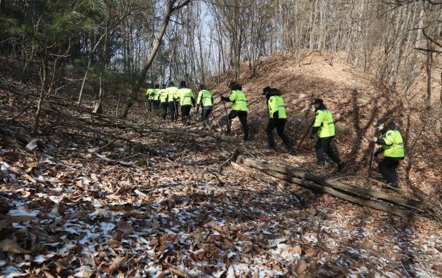 28일 오전 경기도 용인시 함박산 인근에서 경찰이 전날 화성시 동탄의 한 원룸에서 발생한 남녀 2명이 흉기에 찔려 1명이 사망한 사건 용의자 수색을 하고 있다. [사진=연합뉴스]