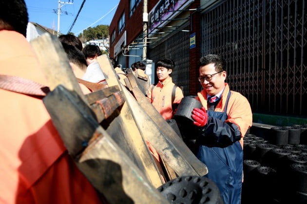 한국거래소 국민행복재단,대학 장학생 선발하고 연탄나르기 봉사활동도