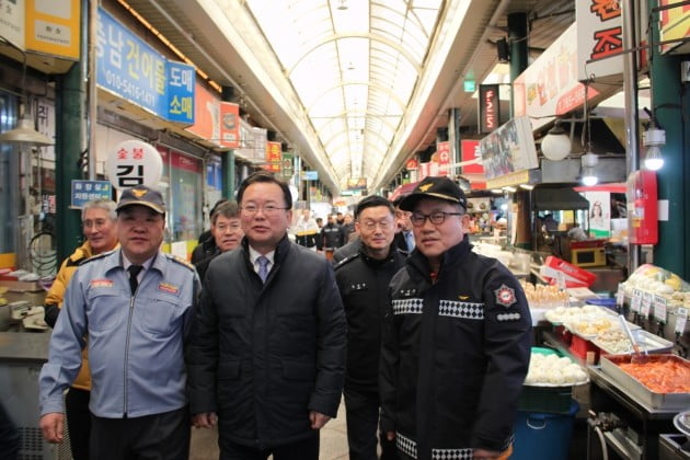 김부겸 행정안전부 장관이 30일 오전 인천중부소방서 방문해 소방대원들을 격려하고, 신포시장을 찾아 소방시설을 점검하고 있다. 인천소방본부 제공
