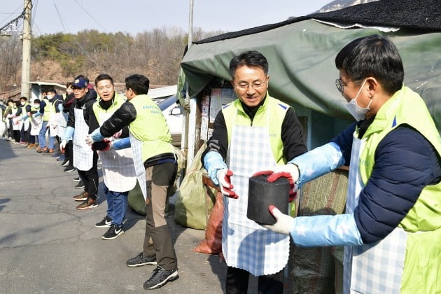 김인태 NH농협은행 마케팅부문 부행장(오른쪽 두 번째)과 1004봉사단은 지난 30일 중계동 백사마을을 찾아 독거 어르신들 댁에 연탄을 배달했다.