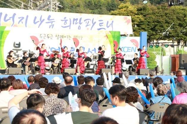 분당발전본부 주민노래자랑 어울림콘서트에서 플라멩코팀이 공연하고 있다.