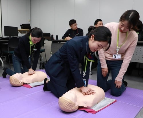 심폐소생술 교육 받는 진에어 직원들 [진에어 제공]