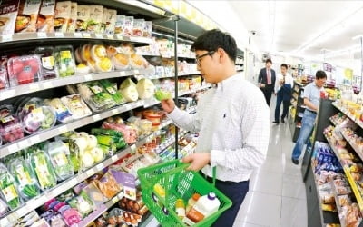 얇아진 지갑에 달라진 편의점 톱10…1000원 커피·캔맥주 '훨훨'