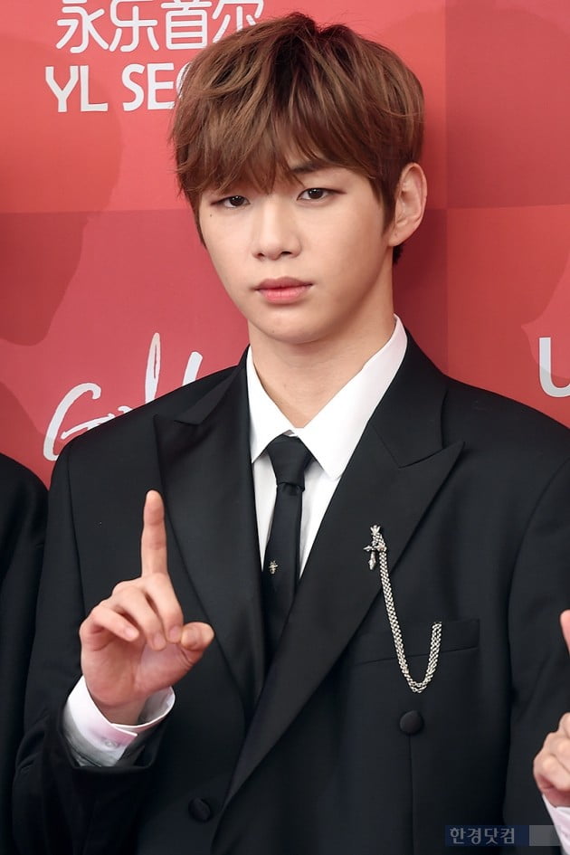 [포토] 워너원 강다니엘, '워너블 심쿵하게 만드는 아이컨택' (골든디스크)