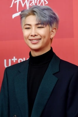  방탄소년단 RM, '환한 미소 지으며'