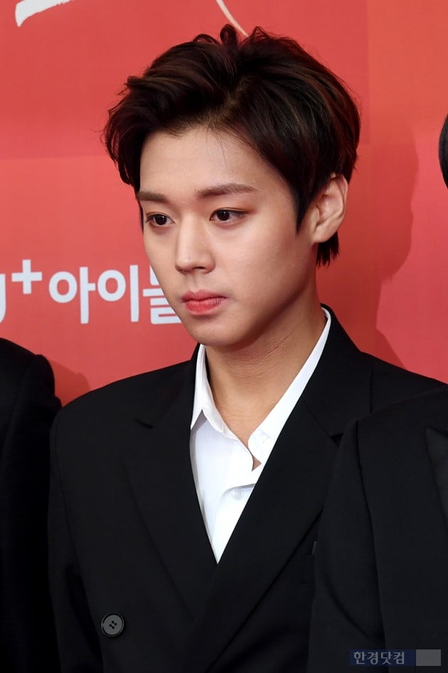 [포토] 워너원 박지훈, '심장에 저장~'(골든디스크)