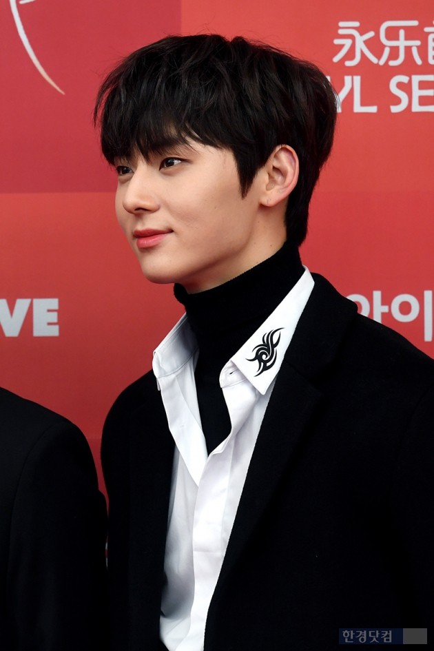 [포토] 워너원 황민현, '남자가 봐도 잘생겼네~'(골든디스크)