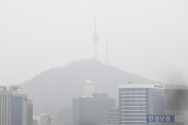 [포토] 미세먼지에 뿌연 남산타워