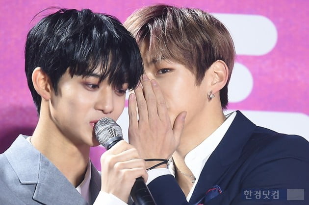 [포토] 워너원 배진영-강다니엘, '아무도 모르게 속닥속닥~' (서울가요대상)