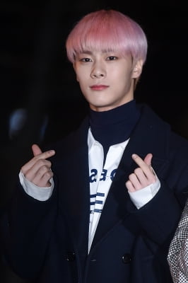 [포토] 아스트로 문빈, '부드러운 모습으로 하트~'