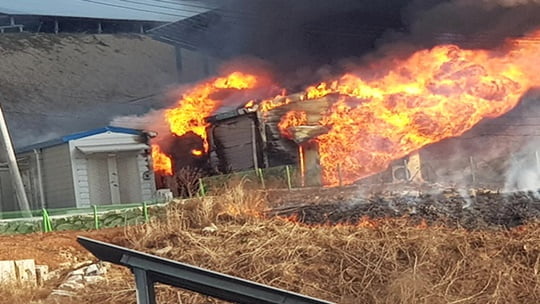 완도 태양광발전소 화재..배터리 모듈·전기저장설비 등 태워 18억 원 피해