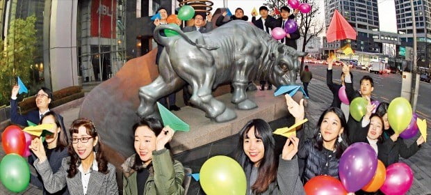 금융투자협회 직원들이 서울 여의도 사옥 황소상 앞에서 올해 증시 활황을 기원하며 종이 비행기를 날리고 있다.  강은구 기자 egkang@hankyung.com 