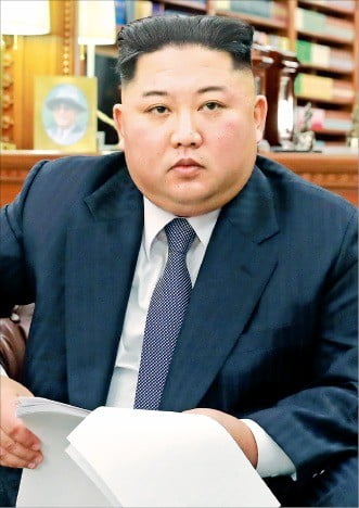 김정은 북한 국무위원장이 1일 조선노동당 청사에서 신년사를 발표하고 있다.  /연합뉴스 