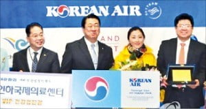 대한항공, 새해 첫 입국 승객 환영행사