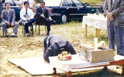 윤동한 한국콜마 회장 "청년들이여, 넘어진 곳에서 다시 일어서라"