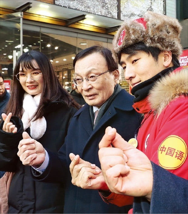 명동 간 이해찬, 중국인 관광객과 ‘손하트’