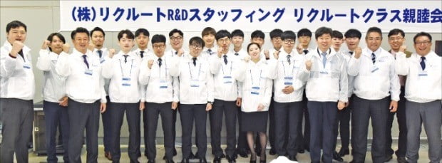 마쓰바라 노부아키 일본 리크루트R&D스태핑 사장(왼쪽 세 번째)과 이 회사에 합격한 영진전문대 컴퓨터응용기계계열 학생들.  /영진전문대  제공 