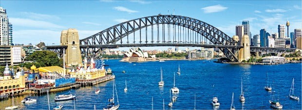 2019년 청정 여행지로 주목받고 있는 호주 시드니의 명물 하버브릿지. 한경DB 