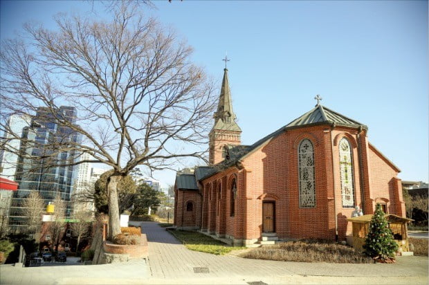 한국 최초 고딕 양식으로 지은 가톨릭 성당인 중림동 약현성당. 