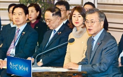 문재인 대통령 “일자리가 가장 시급…중소기업들이 힘내야 문제 해결”