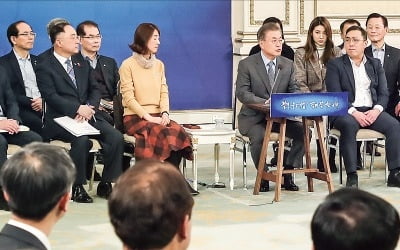 문재인 대통령 "일자리가 시급"…벤처인 "오바마처럼 창업회의 자주 열어달라"