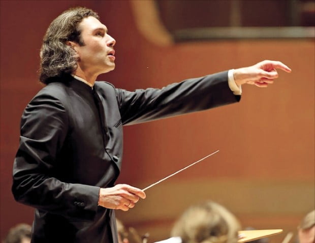 오는 3월 런던필하모닉 오케스트라와 함께 내한하는 지휘자 블라디미르 유로프스키. 