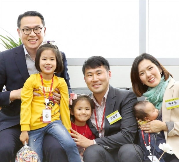 이동우 롯데하이마트 대표(왼쪽)가 회사 임직원 가족을 회사로 초청해 기념 촬영을 하고 있다. 