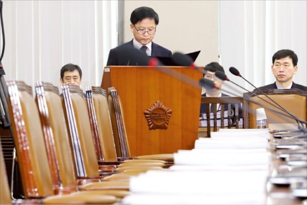 조해주 중앙선거관리위원회 위원 후보자가 9일 자유한국당 등 야당 의원들이 불참한 가운데 국회 행정안전위원회 인사청문회에 출석해 선서하고 있다.  /연합뉴스 