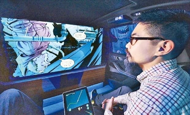 인텔과 워너브러더스가 CES에서 영화 배트맨을 소재로 한 미래 콘셉트카를 선보였다.  /인텔 제공 