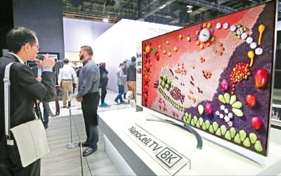 [CES 2019] 천장서 내려오는 롤다운 TV도 개발