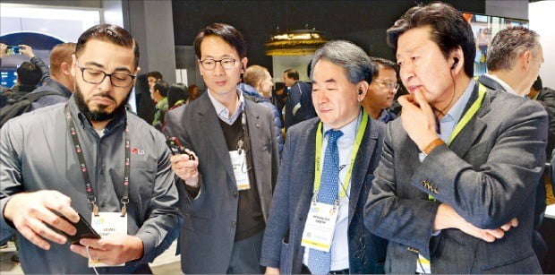 김기웅 한국경제신문 사장(맨 오른쪽)이 9일(현지시간) ‘CES 2019’ 행사장에 마련된 LG 부스에서 최신 스마트폰에 대한 설명을 듣고 있다.  /라스베이거스=안정락 특파원 jran@hankyung.com 