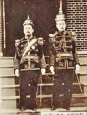 프러시아식 군복을 입은 고종 황제(왼쪽)와 순종 황태자. 1907년께 촬영. 