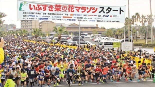 13일 일본 가고시마현 최남단 이부스키에서 열린 ‘제38회 이부스키 유채꽃 마라톤대회’ 참가자들이 시민들의 열렬한 응원을 받으며 레이스를 펼치고 있다.  /이선우 기자 