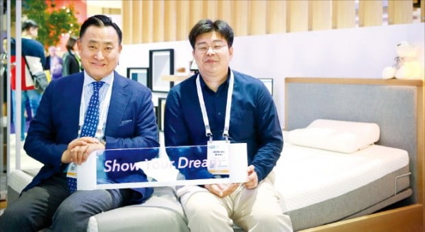 ‘CES 2019’ 코웨이 전시장에서 이해선 코웨이 대표(왼쪽)와 정재승 KAIST 교수(오른쪽)가 ‘당신의 꿈을 보여주세요’ 프로젝트를 설명하고 있다. 코웨이 제공 