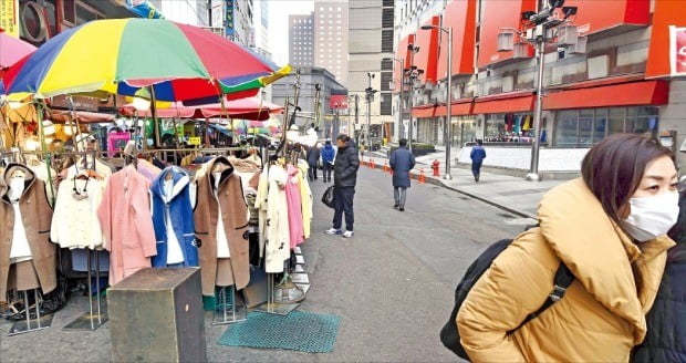 미세먼지가 서울 상공을 뒤덮은 15일 남대문시장이 평소보다 한산한 모습을 보이고 있다. 서울 등 수도권에서는 사상 처음으로 사흘 연속 미세먼지 비상저감조치가 시행됐다. /김범준 기자 bjk07@hankyung.com 