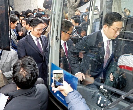 구광모 LG 회장(오른쪽 첫 번째)과 이재용 삼성전자 부회장(세 번째)이 15일 청와대에서 열린 ‘2019 기업인과의 대화’에 참석하기 위해 서울 남대문로 대한상공회의소 앞에서 버스에 오르고 있다.  /허문찬 기자 sweat@hankyung.com 