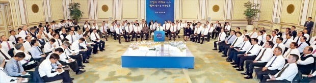 문재인 대통령이 15일 청와대 영빈관에서 열린 ‘2019 기업인과의 대화’에서 발언하고 있다. 문 대통령은 참석한 기업인들에게 “일자리 문제에 특별한 관심을 갖고 고용 창출에 앞장서달라”고 당부했다.    /허문찬  기자  sweat@hankyung.com