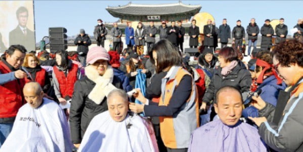 16일 서울 광화문광장에서 열린 ‘지하철 7호선 예비타당성 조사 면제 촉구 결의대회’에서 포천 시민 1000여 명이 단체로 삭발했다. /강은구 기자 egkang@hankyung.com