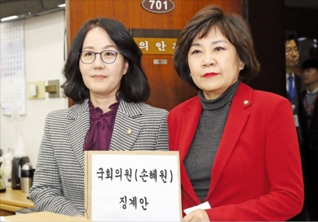 < 공세 강화하는  한국당 > 김현아(왼쪽)·김순례 자유한국당 의원이 17일 국회 의안과에 손혜원 더불어민주당 의원에 대한 국회 윤리위원회 징계요구안을 공개하고 있다.  /연합뉴스 