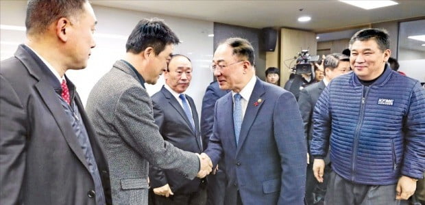 < 악수는 하고 있지만… > 홍남기 부총리 겸 기획재정부 장관(오른쪽 두 번째)이 17일 서울 동작구 중소기업연구원에서 열린 소상공인 현장소통 간담회에서 참석자들과 인사하고 있다. /허문찬 기자 sweat@hankyung.com 