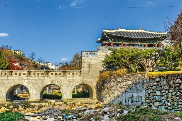 오간수대문이 이어진 홍지문은 한양의 북쪽에 있는 문으로 한북문이라고도 불렸다.  