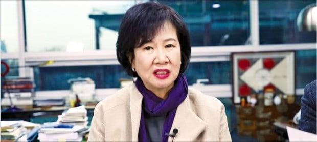 < 유튜브서 의혹 해명 > 손혜원 더불어민주당 의원이 18일 자신의 유튜브 채널 방송에서 ‘목포 부동산 투기’ 의혹을 해명하고 있다.  /유튜브 캡처 