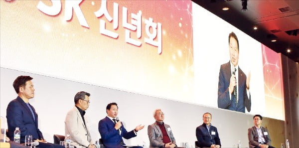 최태원 SK그룹 회장(왼쪽 세 번째)이 지난 2일 그룹 신년회에서 새해 경영 계획을 설명하고 있다.  /SK그룹 제공
 