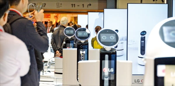 LG전자가 지난 8일부터 11일까지 미국 라스베이거스에서 열린 세계 최대 전자쇼 ‘CES 2019’에 자사 로봇 브랜드인 ‘LG 클로이’ 제품을 전시했다.  /LG전자 제공
 