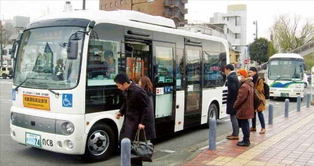 일본 군마현 마에바시에서 일본 최초로 시범 운행 중인 자율주행 버스에 시민들이 승차하고 있다.  /마에바시=김영우  기자 youngwoo@hankyung.com