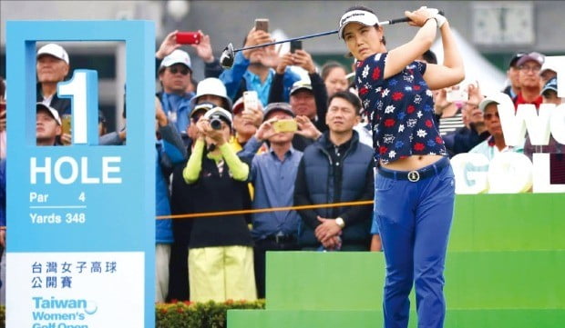 전미정이 한국여자프로골프(KLPGA)투어 2019년 첫 대회로 20일 대만 가오슝의 신이 골프클럽에서 끝난 대만여자오픈 1번홀에서 티샷을 날리고 있다. 전미정은 2003년 파라다이스 여자 인비테이셔널 골프대회 우승 이후 16년 만에 국내 투어 우승을 추가했다.  /KLPGA 제공 